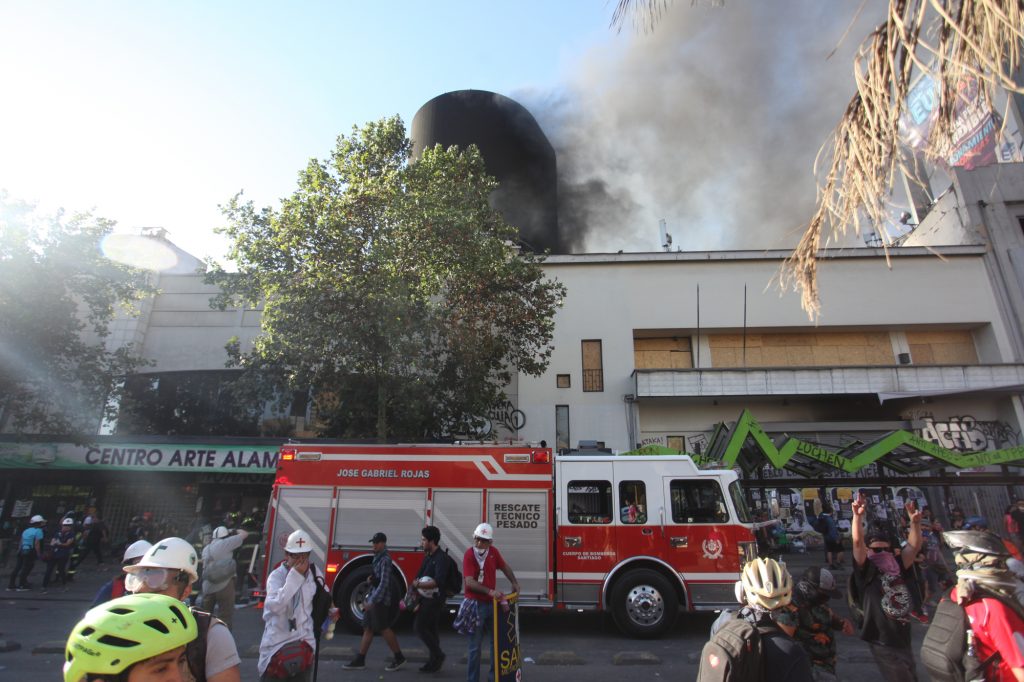  Centro Arte Alameda: Informe de bomberos no excluye posibilidad de que el incendio haya sido originado por bomba lacrimógena