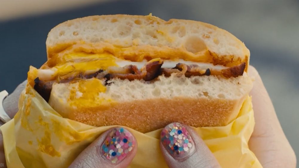  Actor de “Birds of prey” explica cómo hacer el delicioso sandwich de Harley Quinn